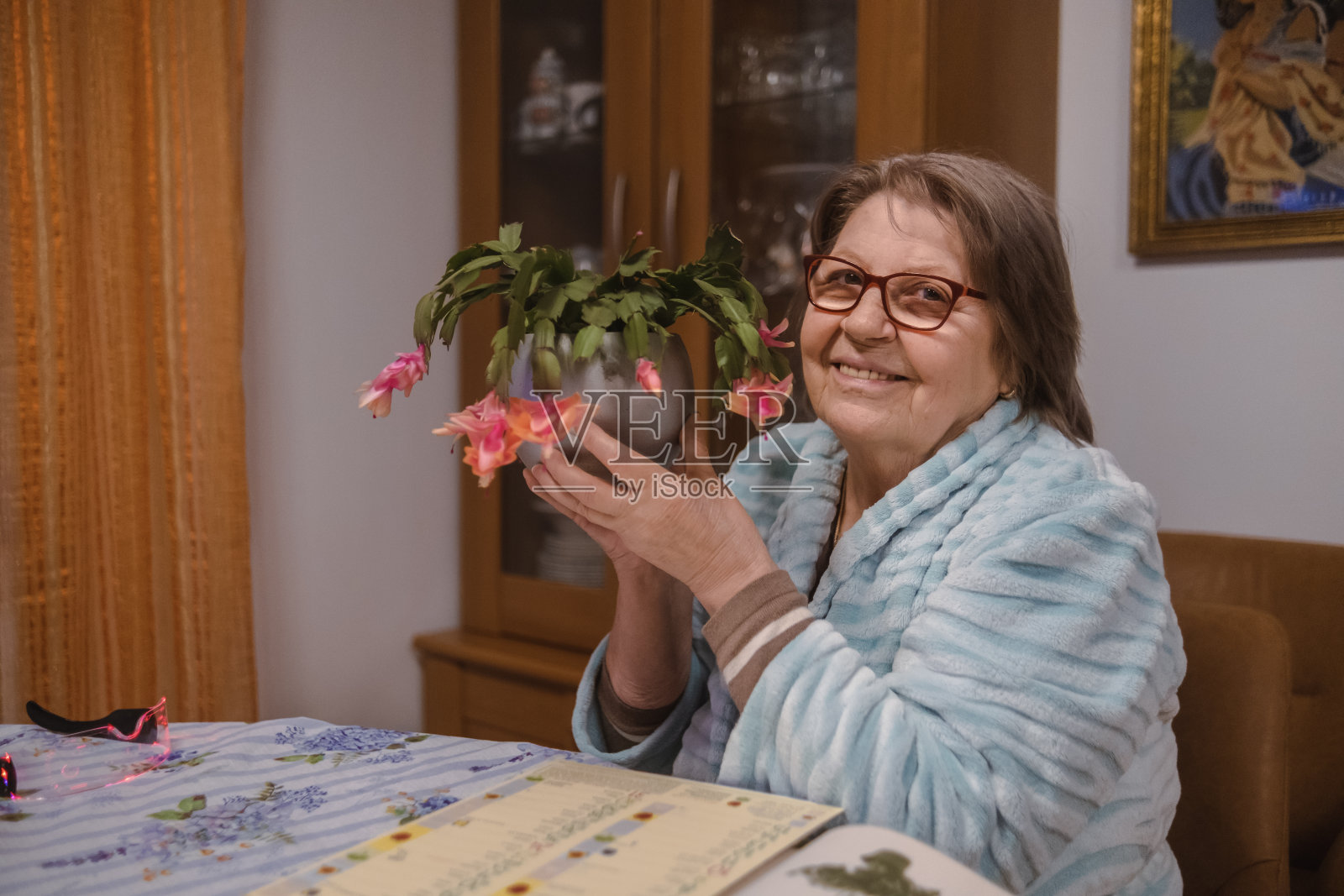 一位资深植物爱好者的肖像照片摄影图片