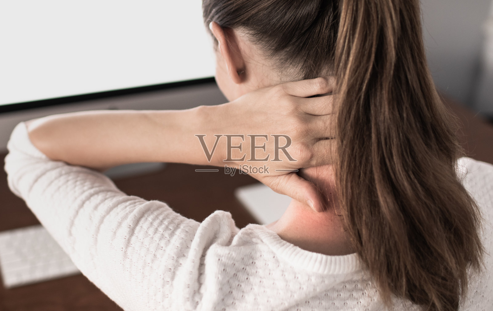 脖子痛的女人。颈部疼痛。照片摄影图片