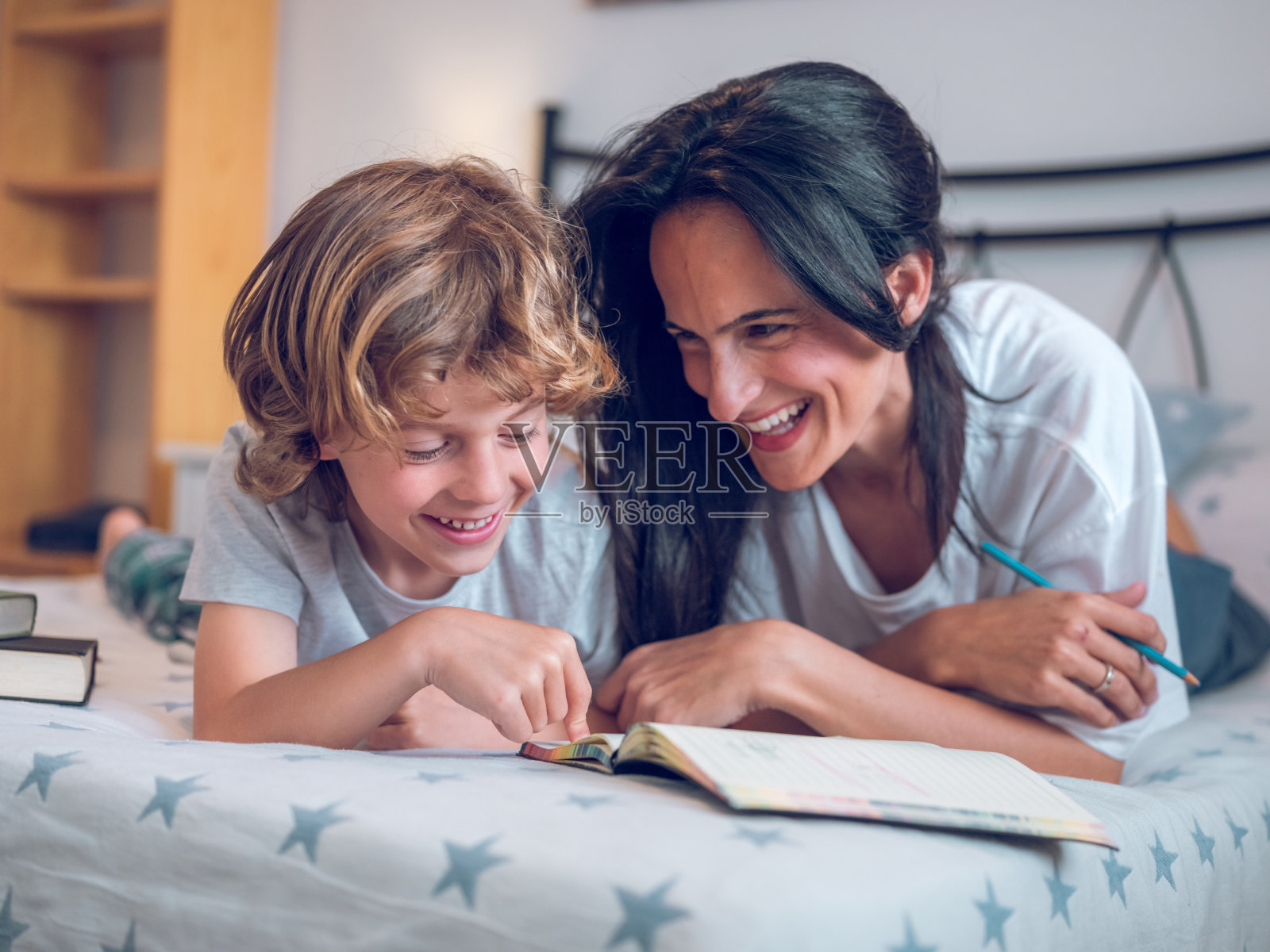 欢快的妈妈和小儿子在一起有说有笑照片摄影图片