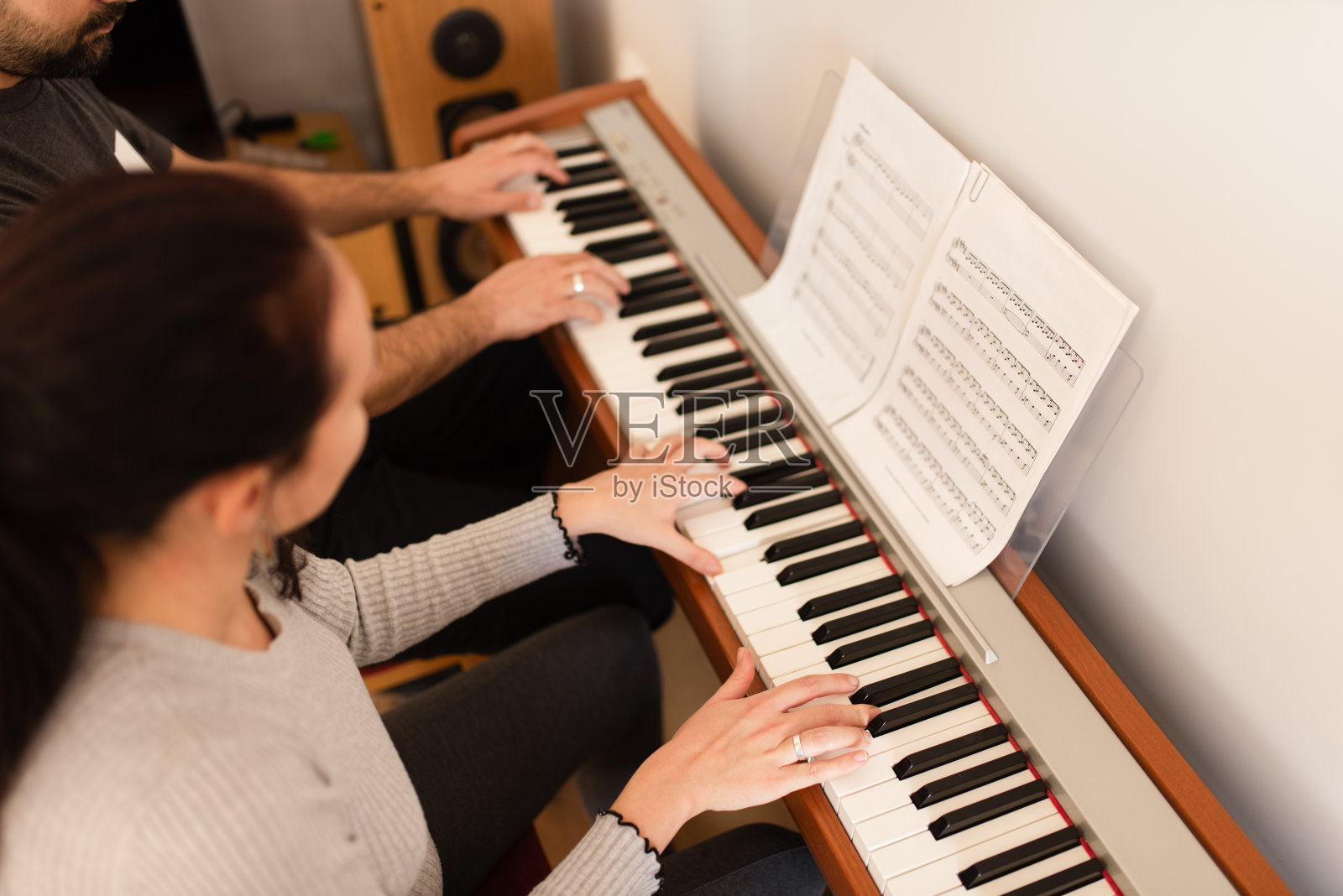 丈夫和妻子在家里一起弹钢琴照片摄影图片