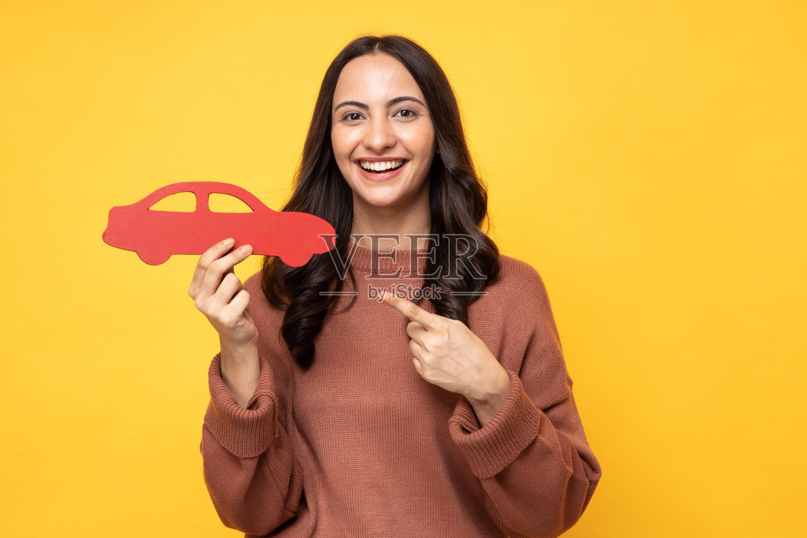 照片开朗的女孩拿着纸车与双手孤立的黄色背景股票照片照片摄影图片