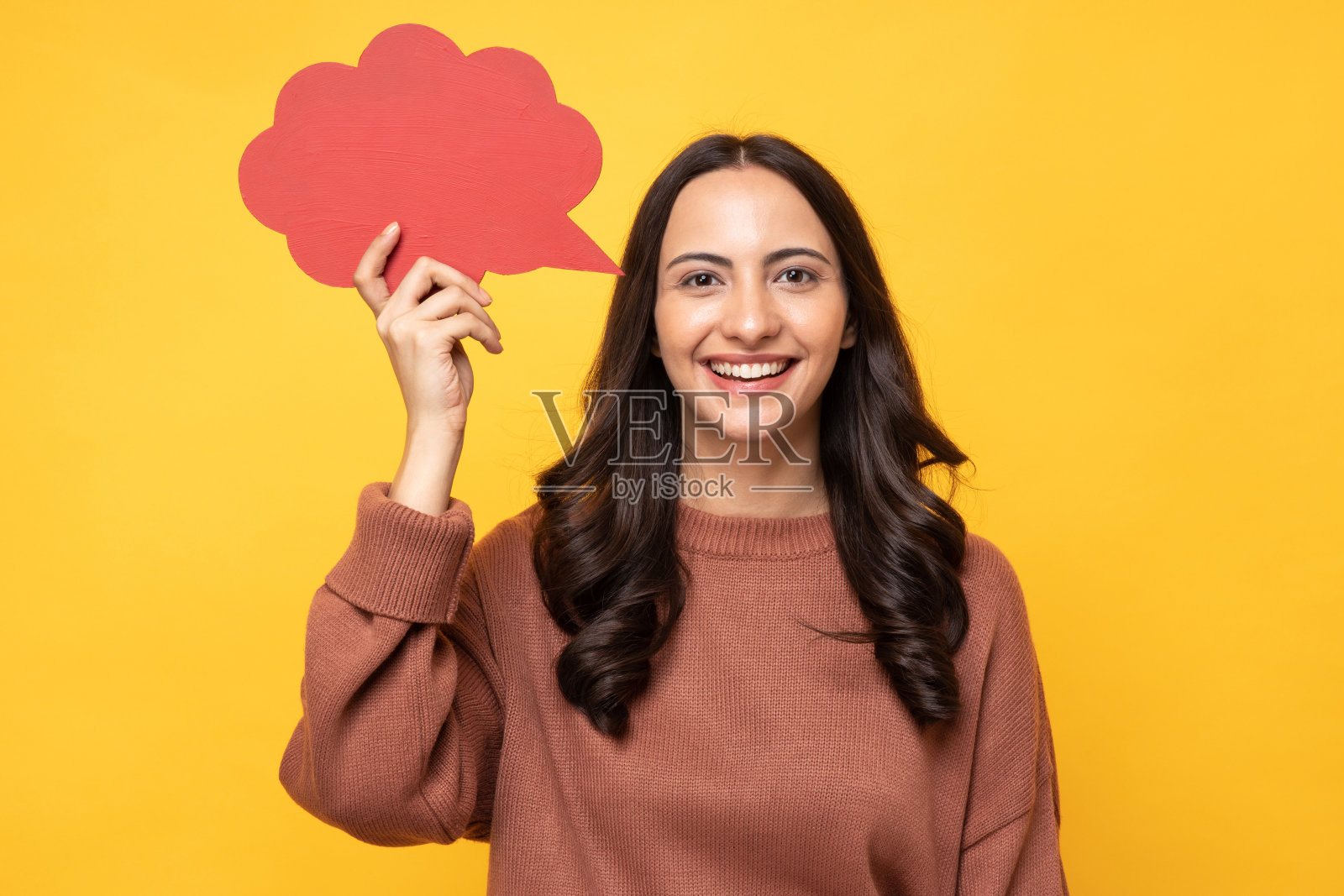 照片的年轻女子在冬天穿着抱着泡沫的思想孤立的黄色背景股票照片照片摄影图片