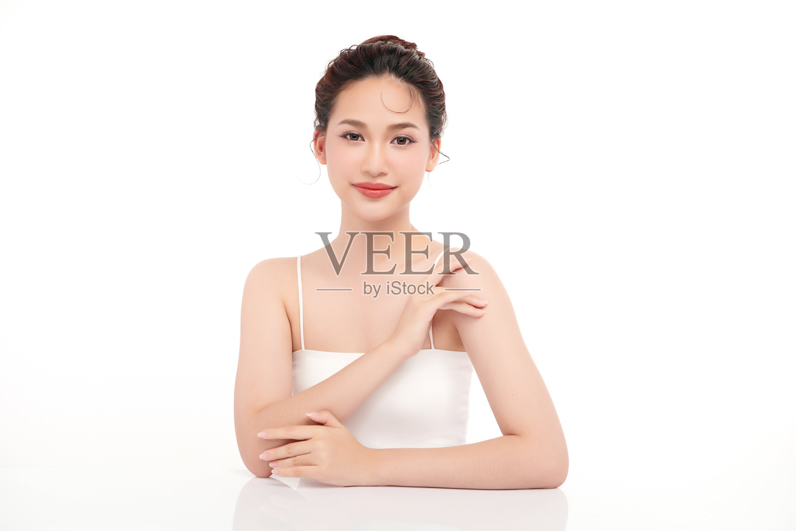 美丽年轻的亚洲女性，干净清新的皮肤在白色的背景，面部护理，面部护理，美容，美容和水疗，亚洲女性肖像。照片摄影图片