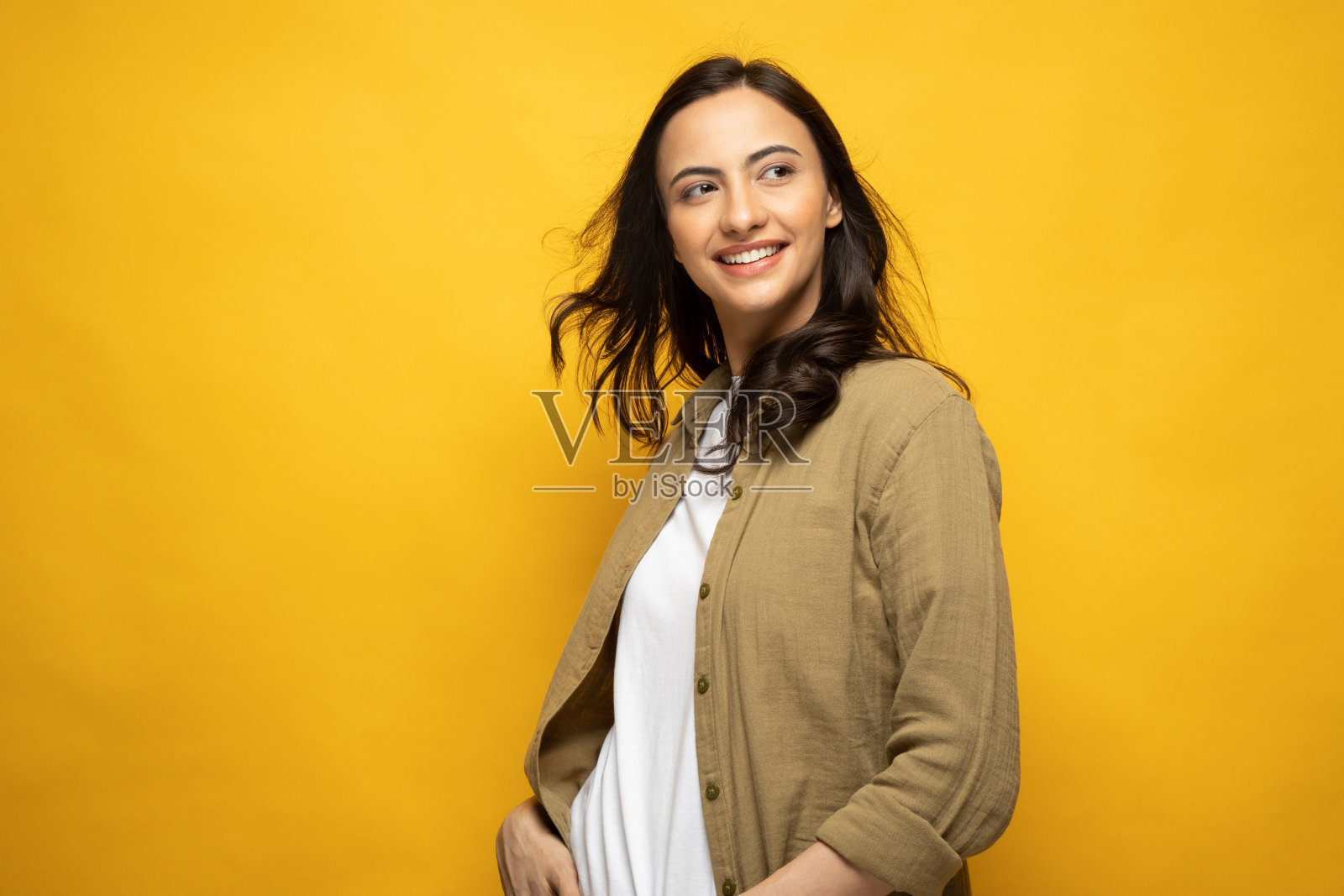 照片的年轻女孩站孤立的黄色背景股票照片照片摄影图片