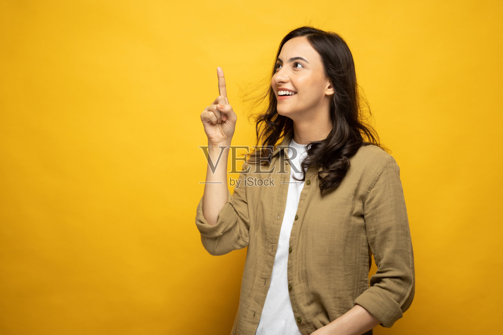 照片的年轻女孩站孤立的黄色背景股票照片照片摄影图片