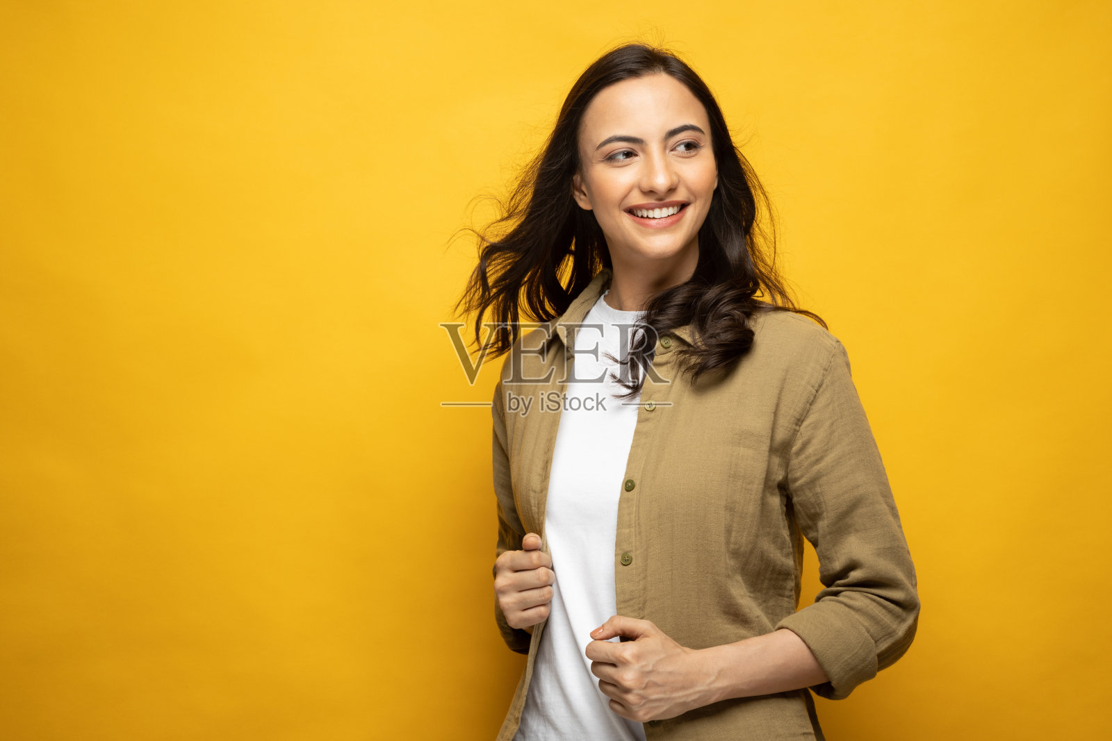 照片的年轻女孩站孤立的黄色背景股票照片照片摄影图片