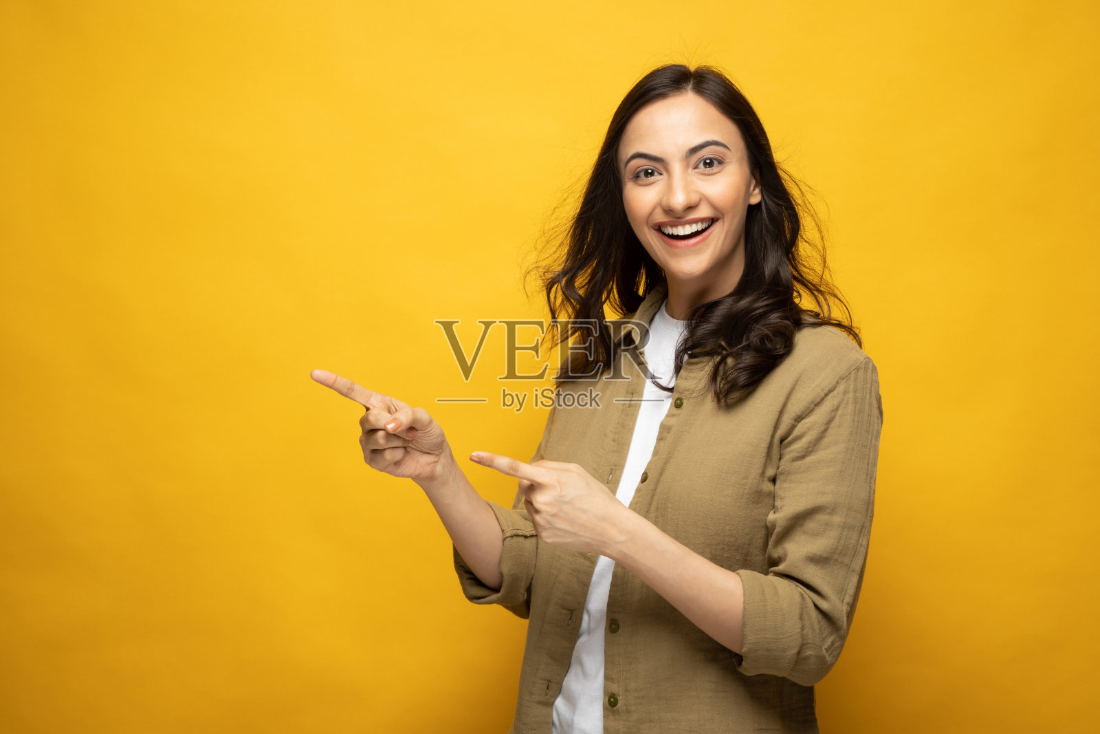 照片的年轻女孩站孤立的黄色背景股票照片照片摄影图片