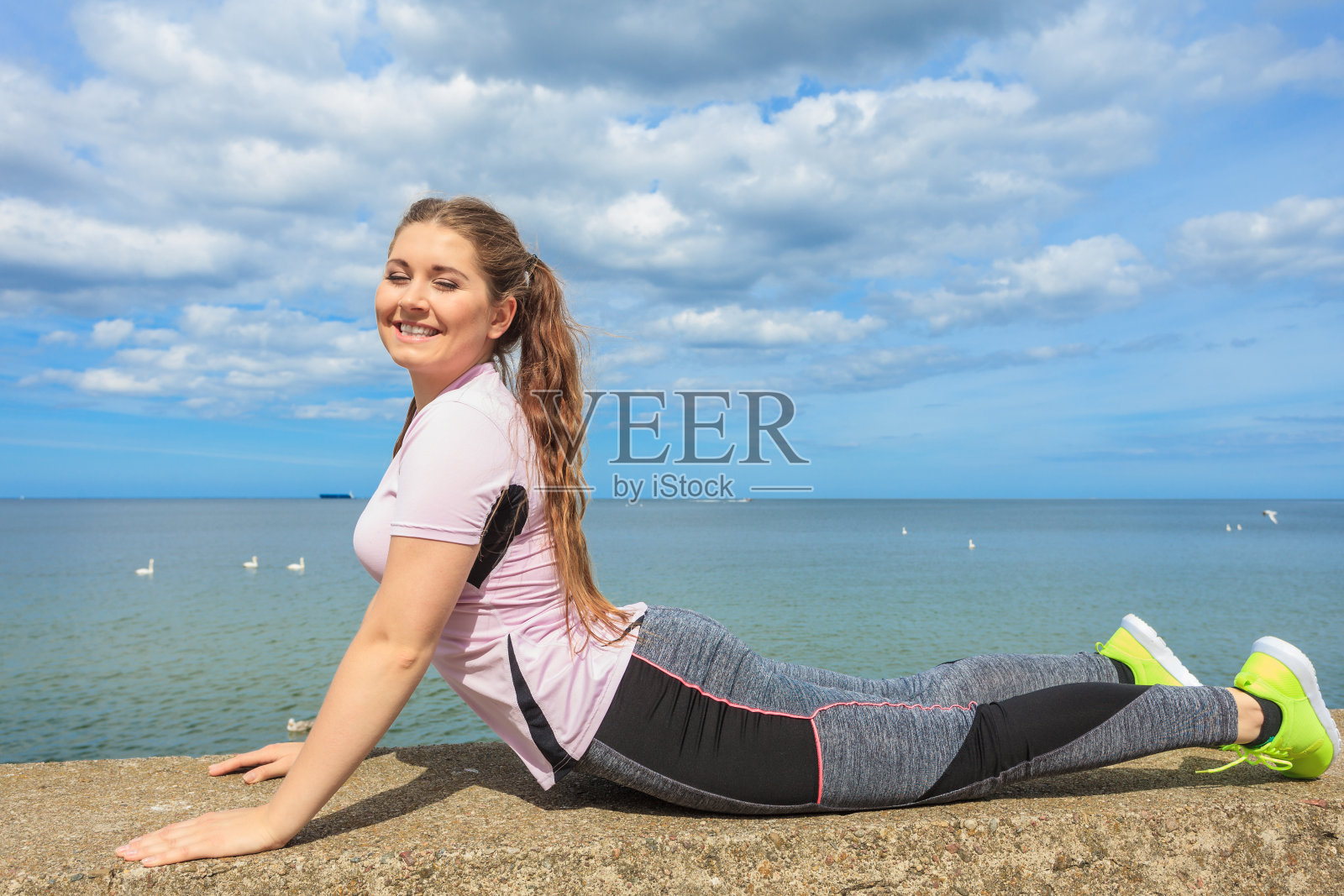 女人在海边做瑜伽照片摄影图片