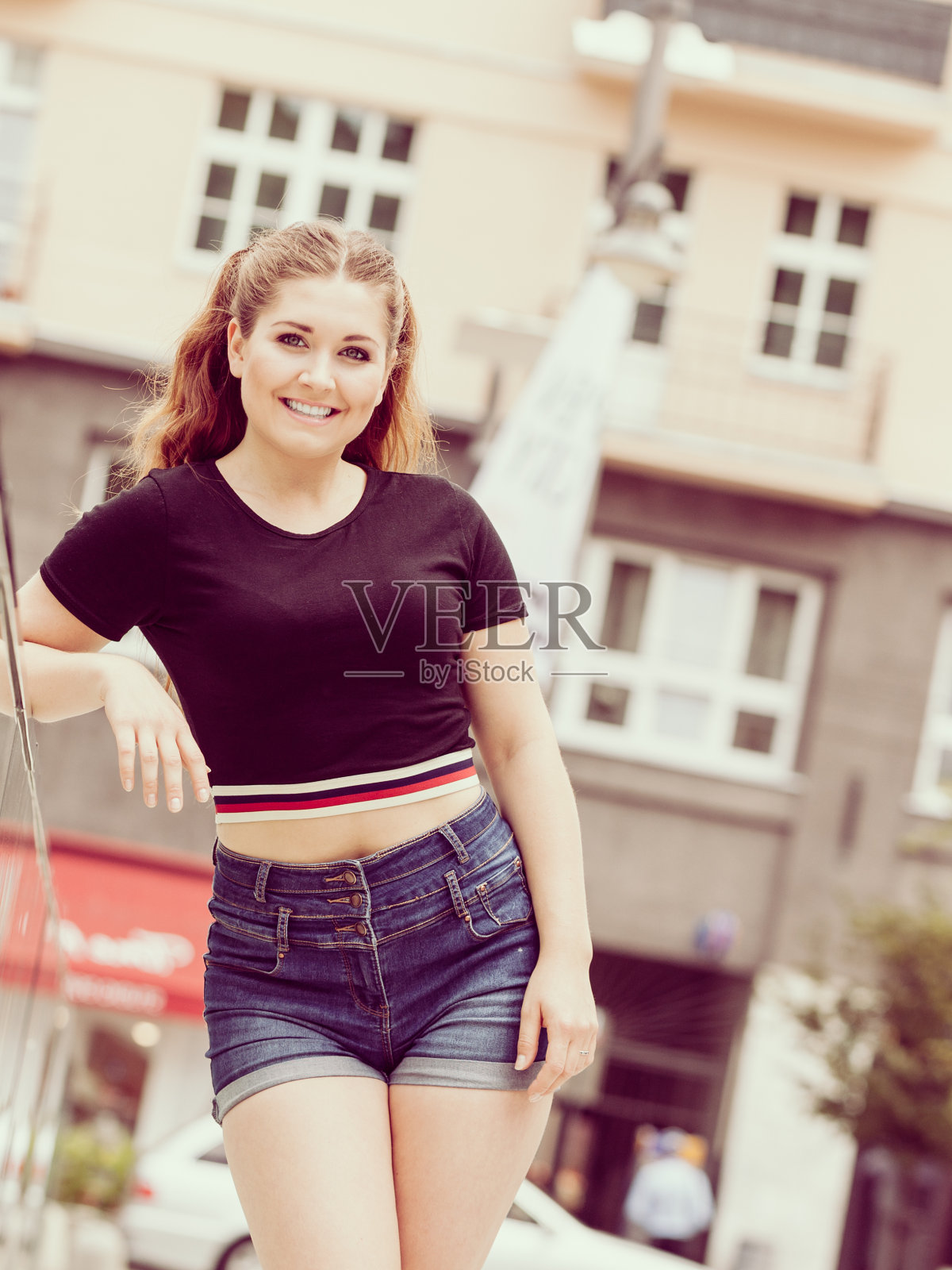 快乐的少女在外面。照片摄影图片