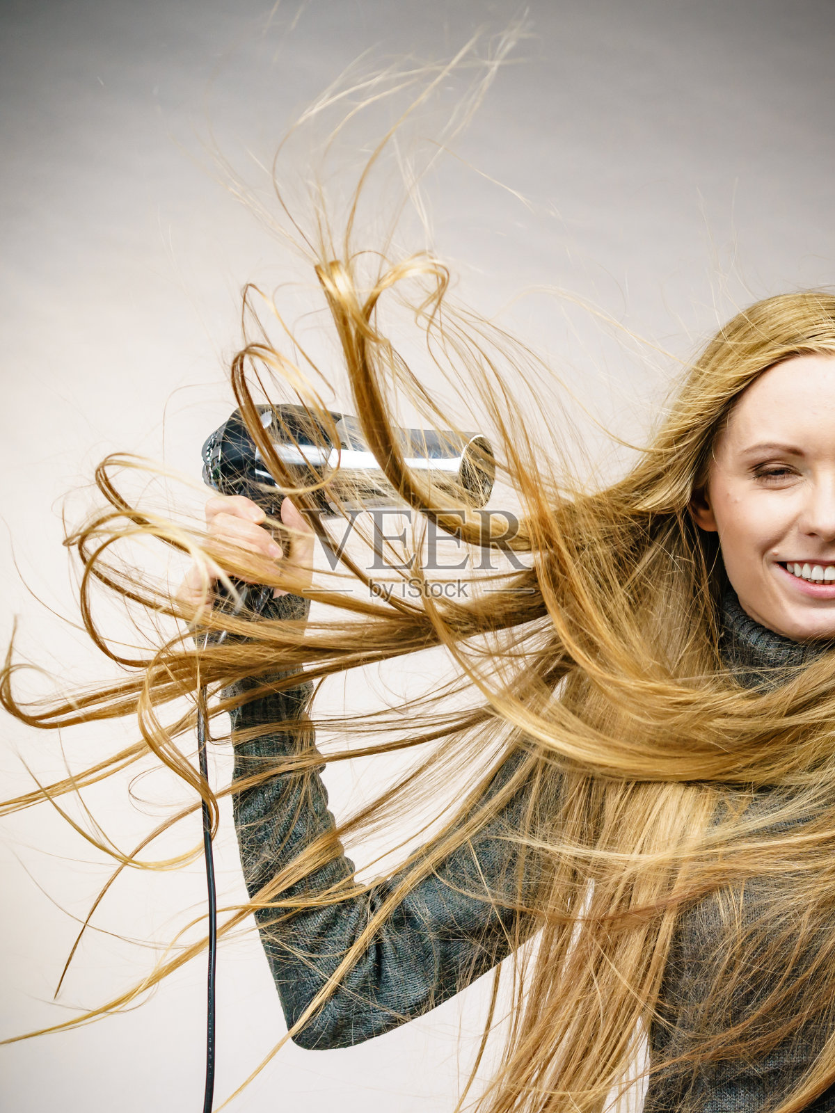 女人在给她的长发做造型照片摄影图片