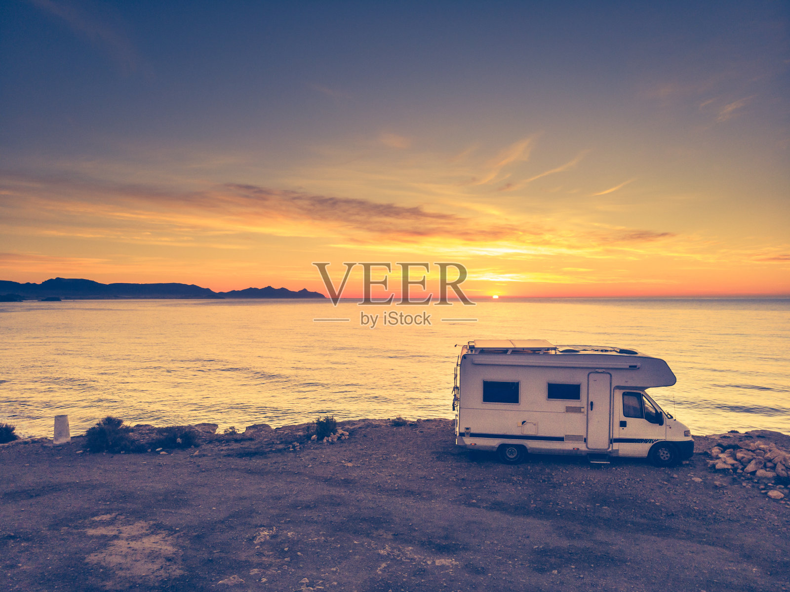 日出时海岸上的大篷车。鸟瞰图照片摄影图片