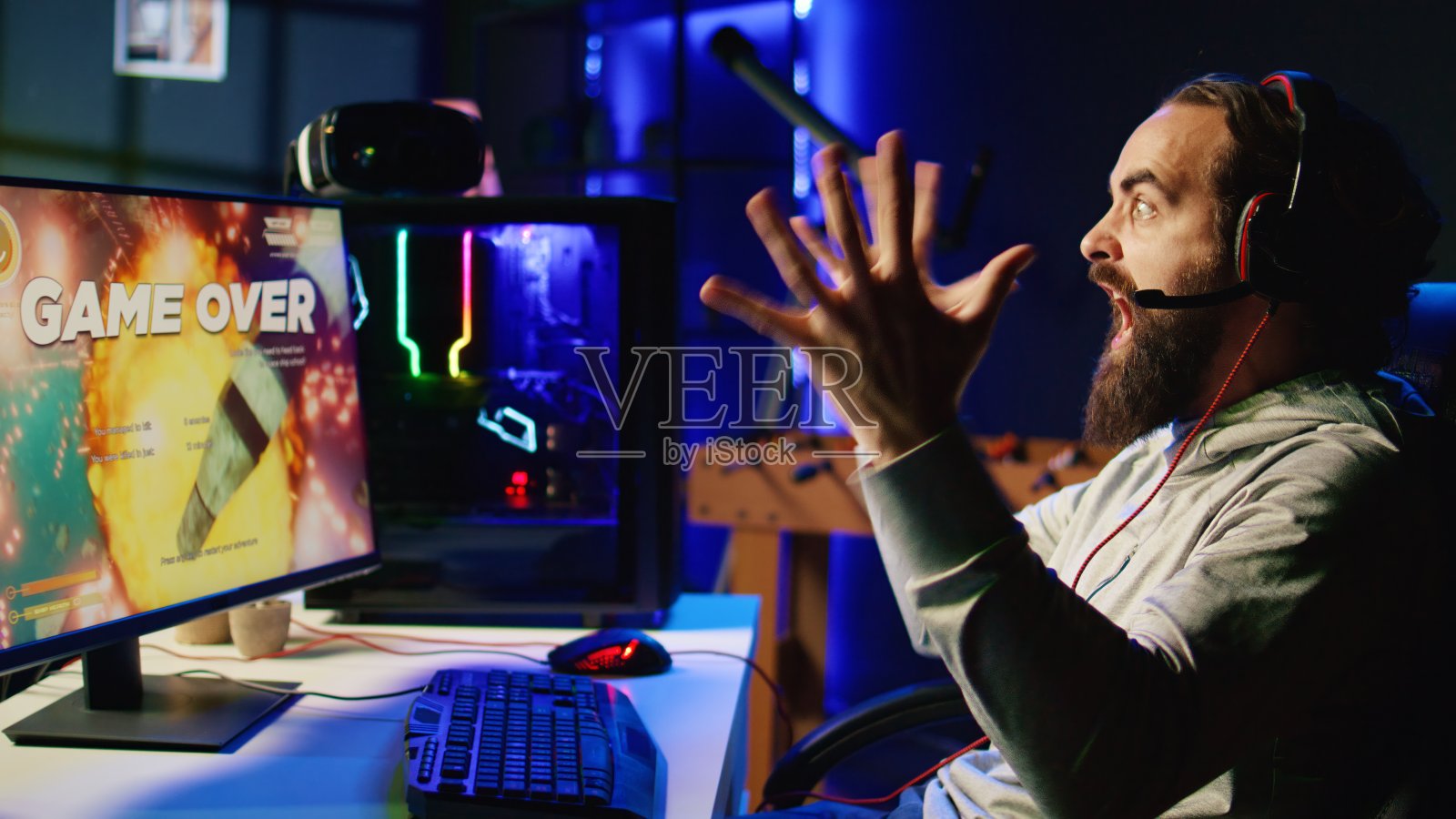 一名男子在玩在线宇宙飞船电子游戏输了后大喊大叫，对队友感到沮丧照片摄影图片