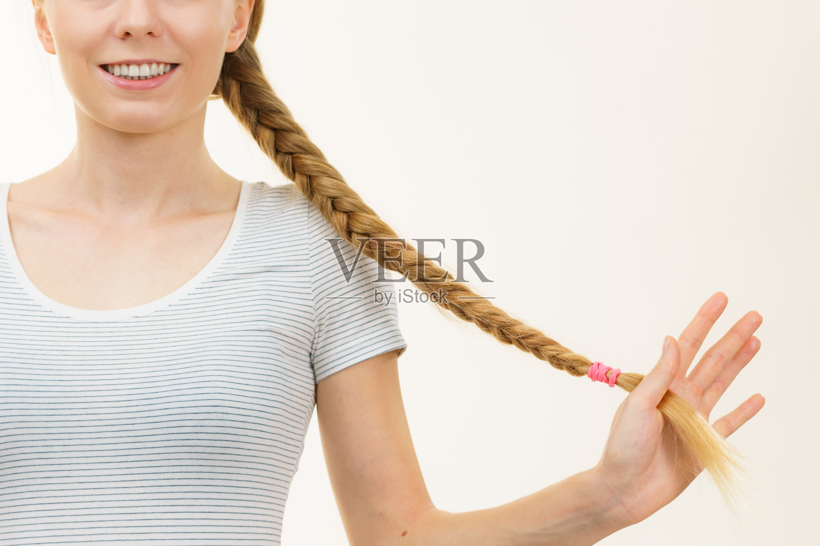 金发女孩，扎着辫子照片摄影图片