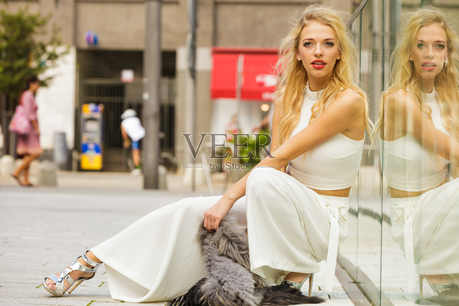 穿露脐上衣和套裤的女人照片摄影图片