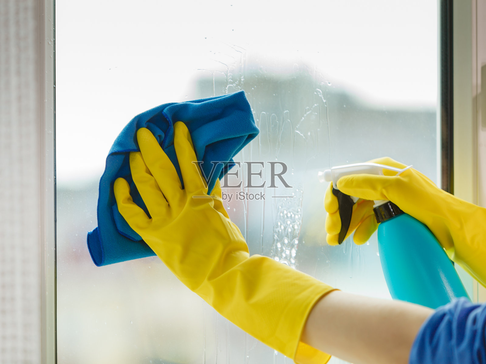 在家用洗涤剂抹布手工清洁窗户照片摄影图片