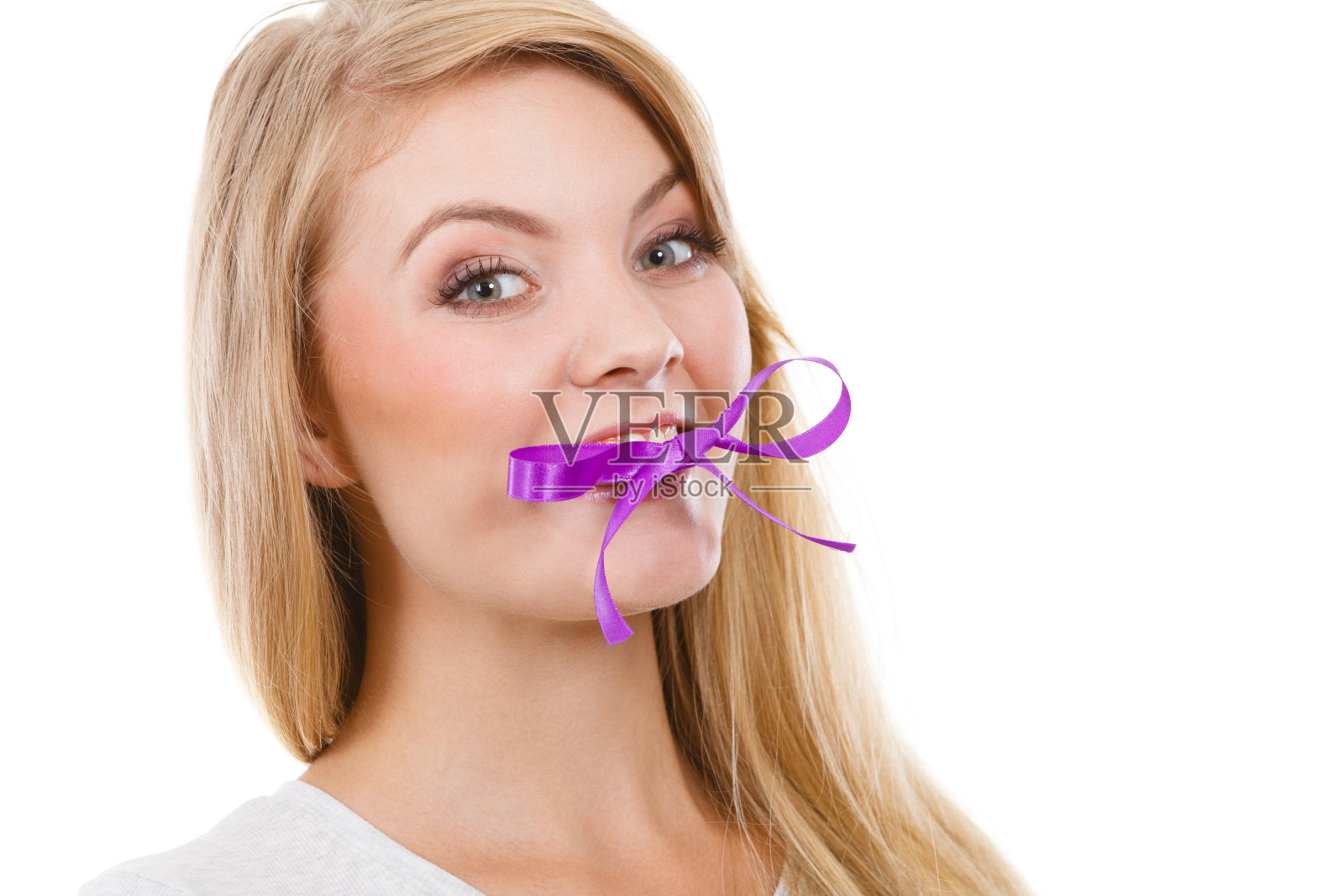 金发女人咬装饰紫色蝴蝶结照片摄影图片