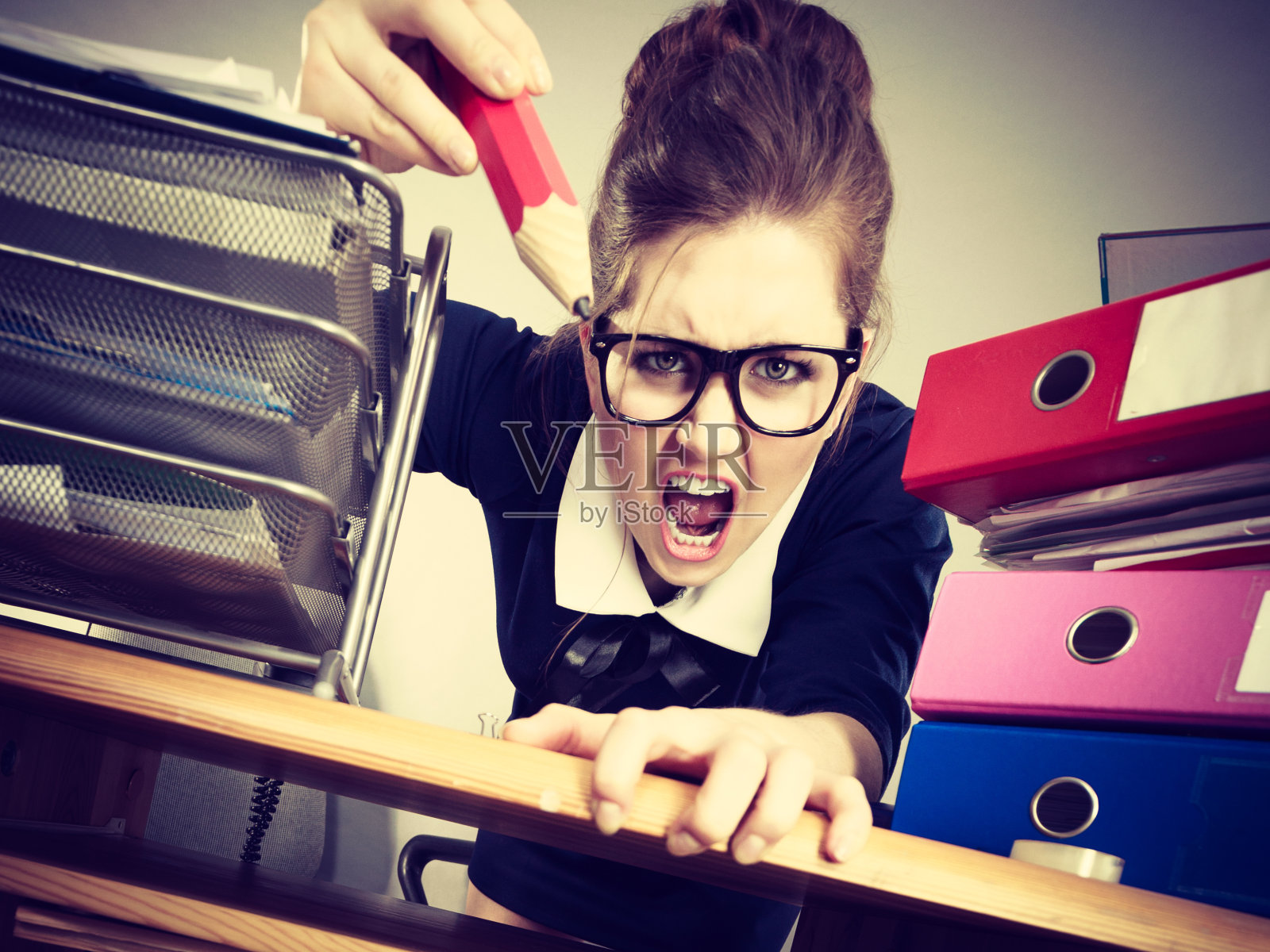 愤怒的疯女商人怒不可遏照片摄影图片