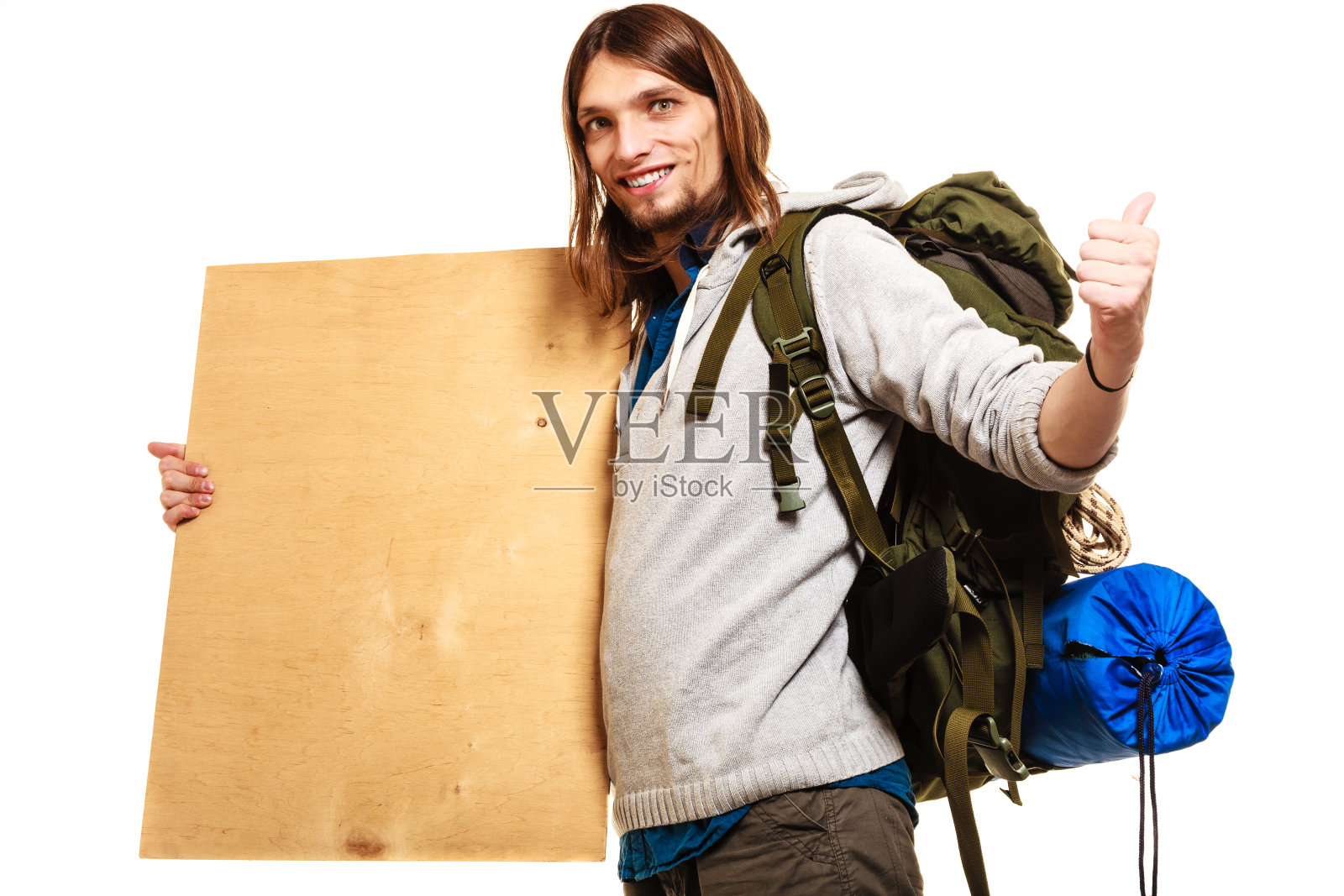 男子徒步旅行者背包客与空白木材复制空间广告照片摄影图片