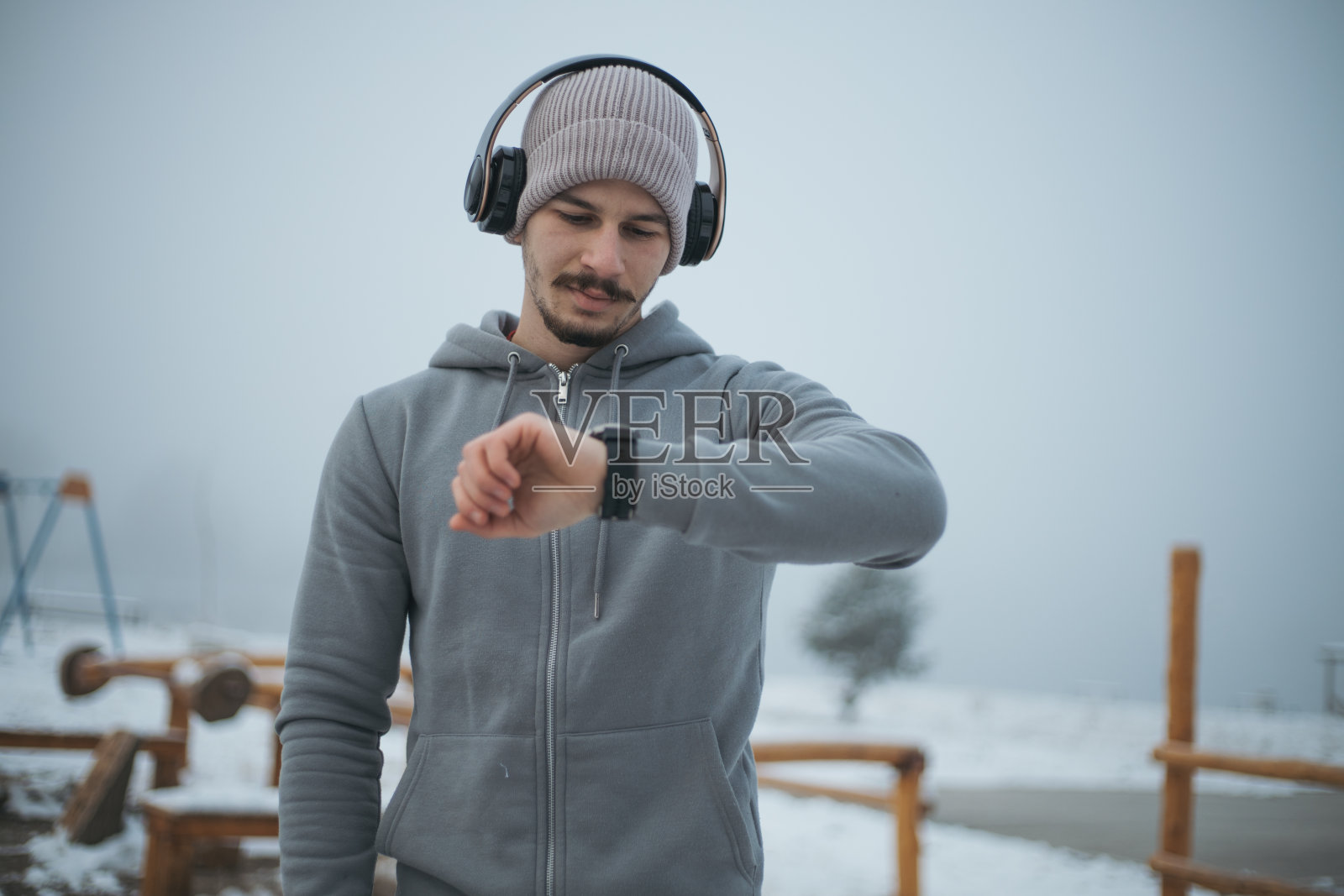 这是慢跑时间照片摄影图片