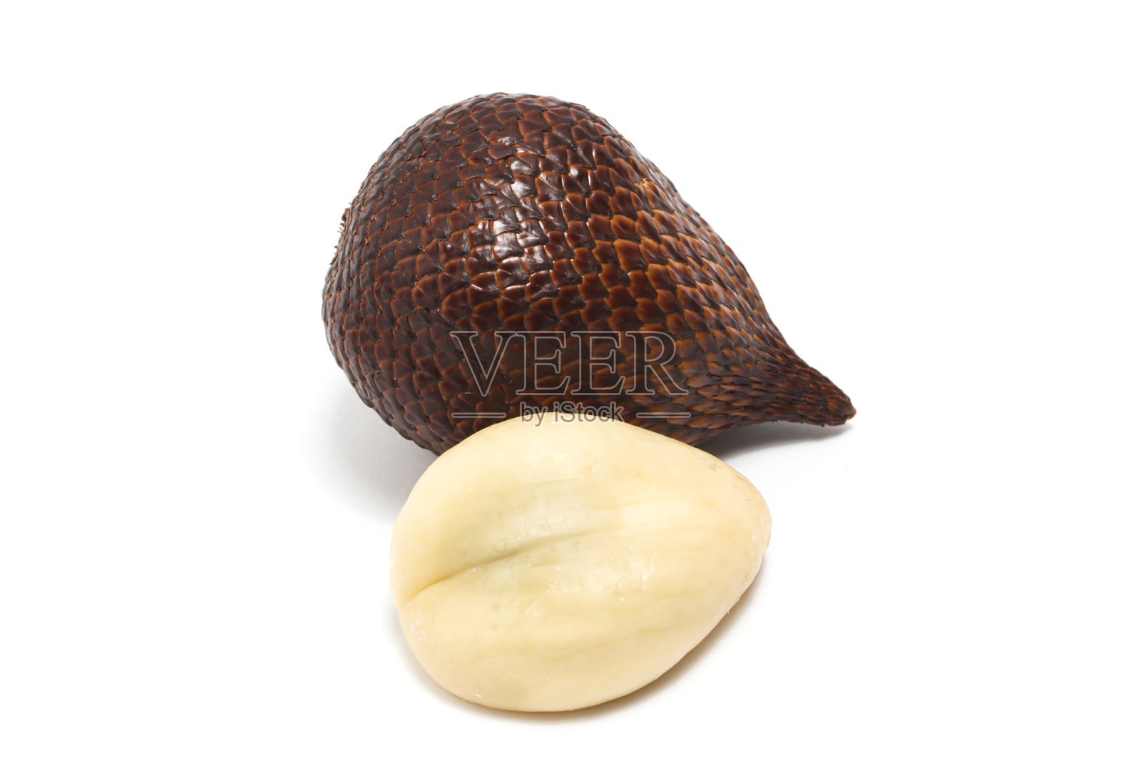 剥皮和整个新鲜的有机蛇果，美味隔离在白色背景剪辑路径照片摄影图片