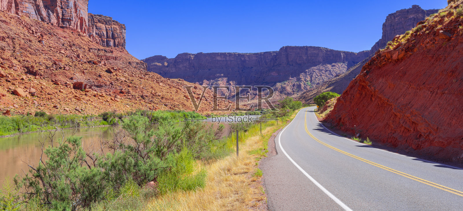 科罗拉多河和岩层沿着风景公路128附近摩押，犹他州照片摄影图片