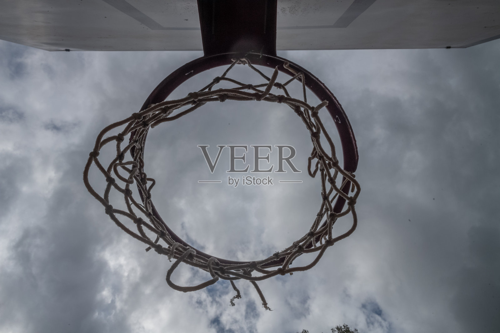 多云天空下的篮筐照片摄影图片