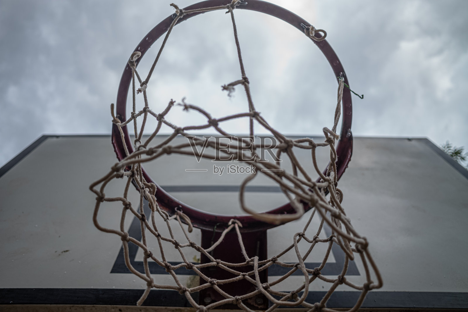 多云天空下的篮筐照片摄影图片