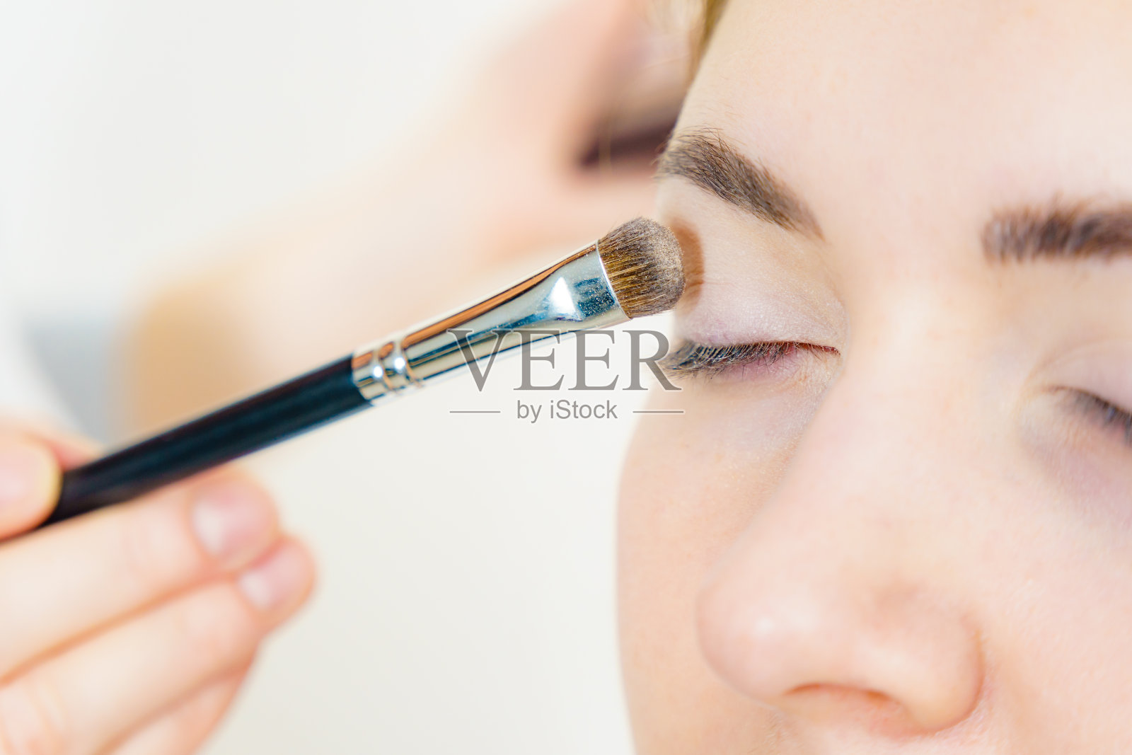 化妆师正在上眼妆照片摄影图片