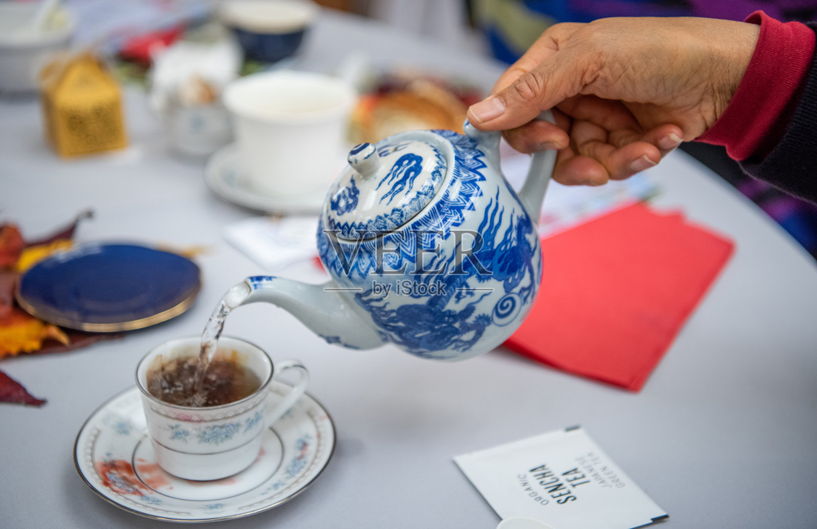 从茶壶里倒水照片摄影图片