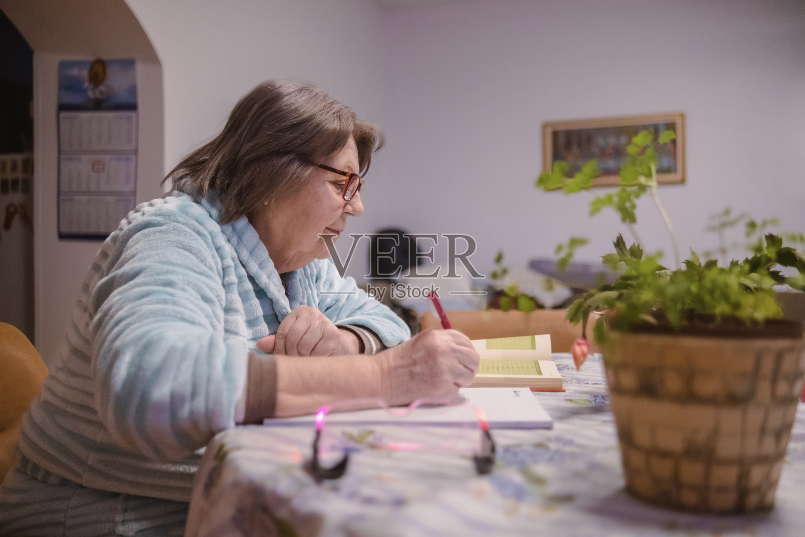 高级女性的晚间活动照片摄影图片