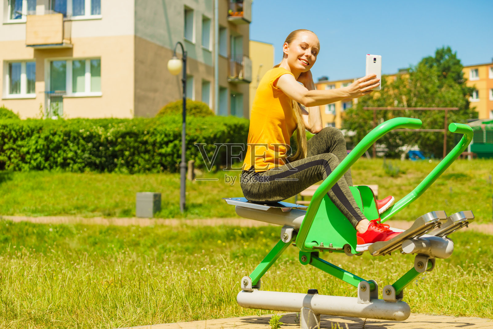 女孩在户外锻炼，自拍照片摄影图片