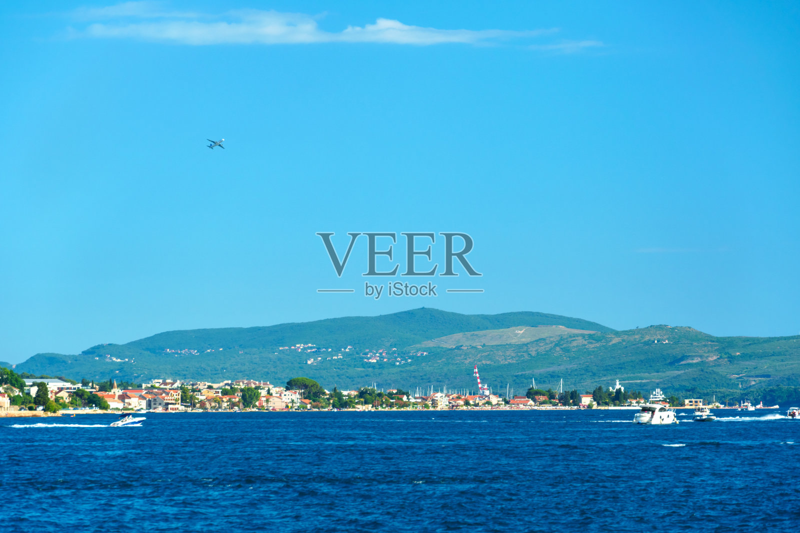 在黑山科托尔湾的游艇上航行时的海景，阳光明媚的日子，山和海，旅行照片摄影图片