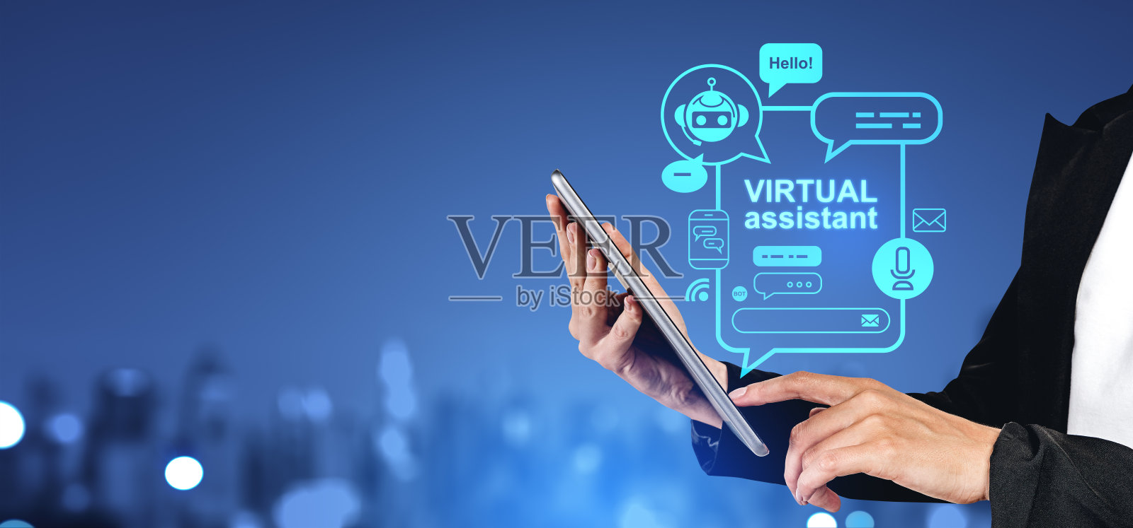 手持平板电脑的女性，拥有交流图标的虚拟助手，还有拷贝空间照片摄影图片