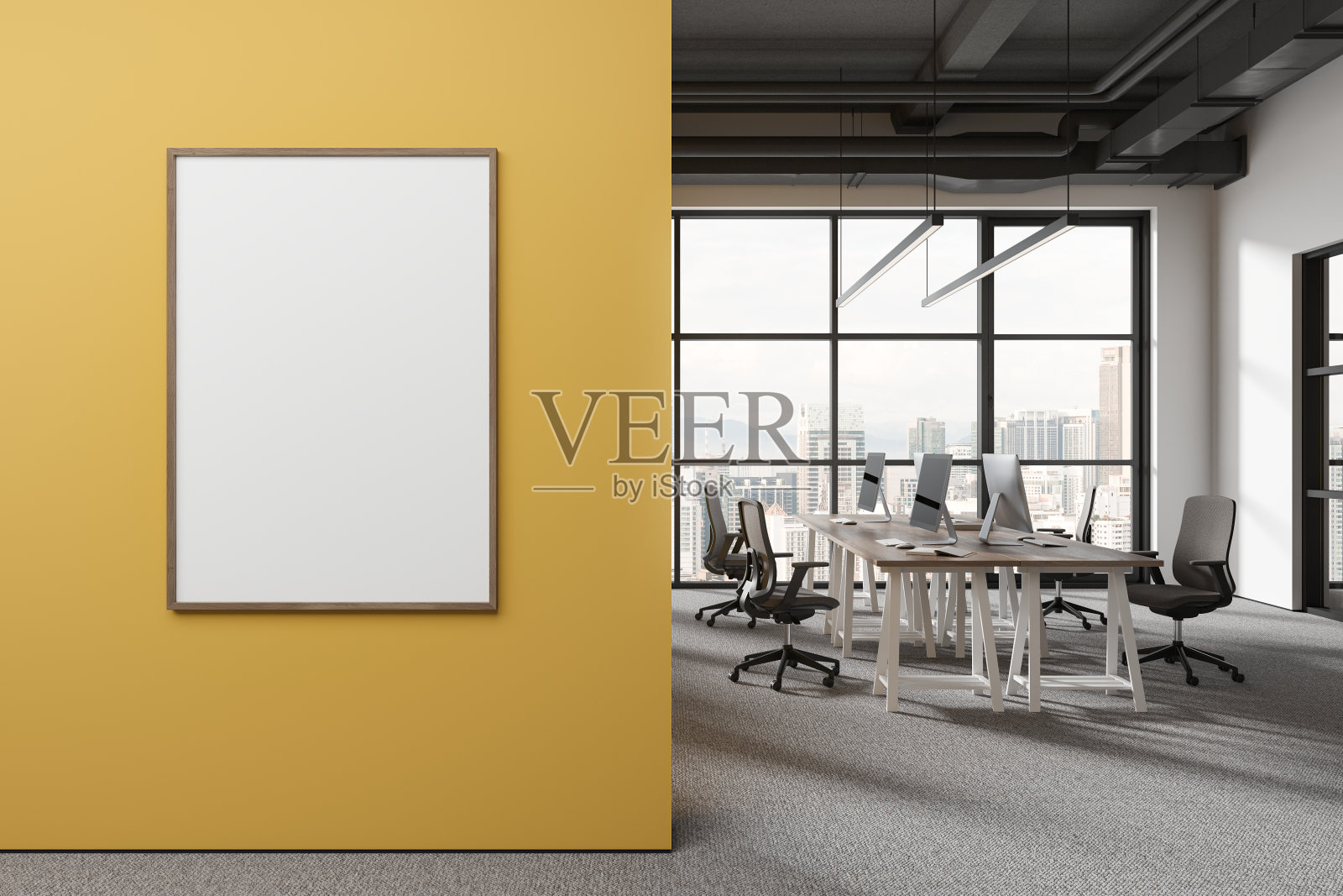 白色和黄色的开放空间办公室与海报照片摄影图片