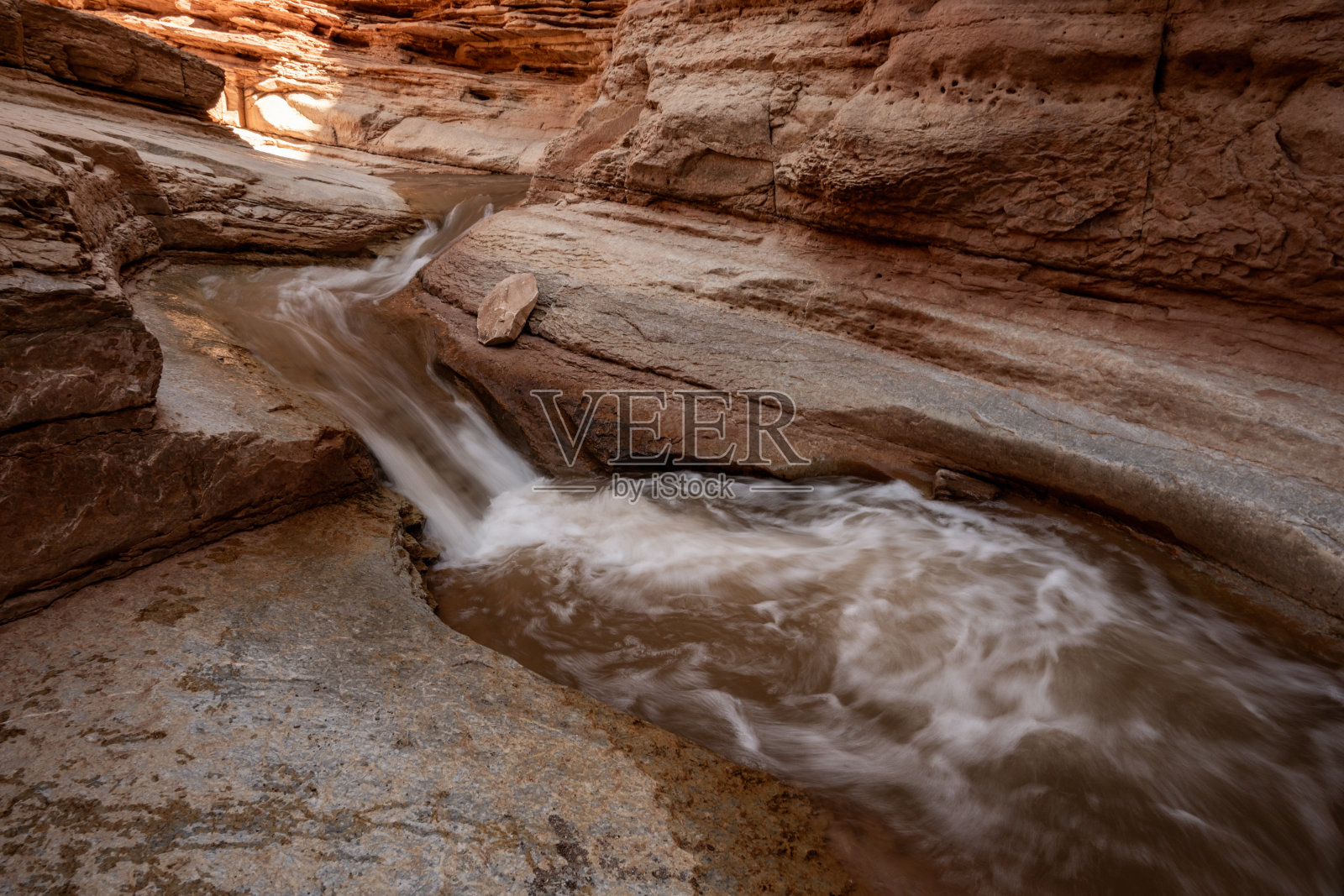 湍急的水流穿过硫磺溪峡谷光滑的岩石照片摄影图片
