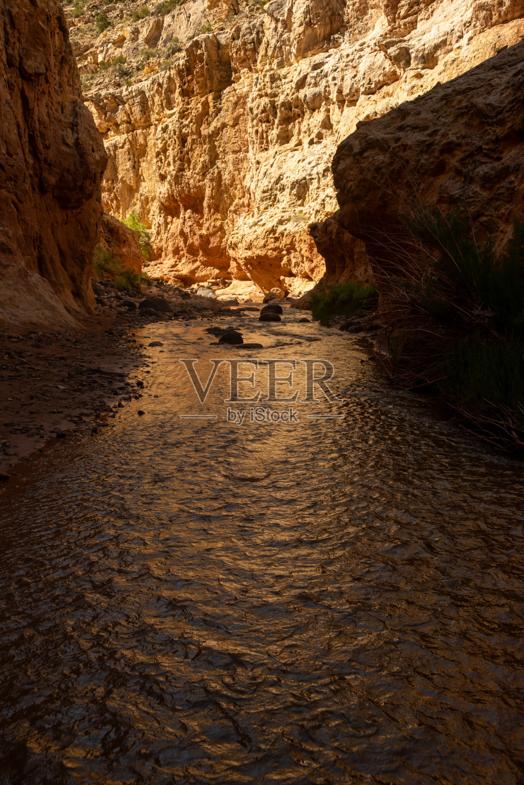 硫磺溪的涟漪反射在悬崖上的光照片摄影图片