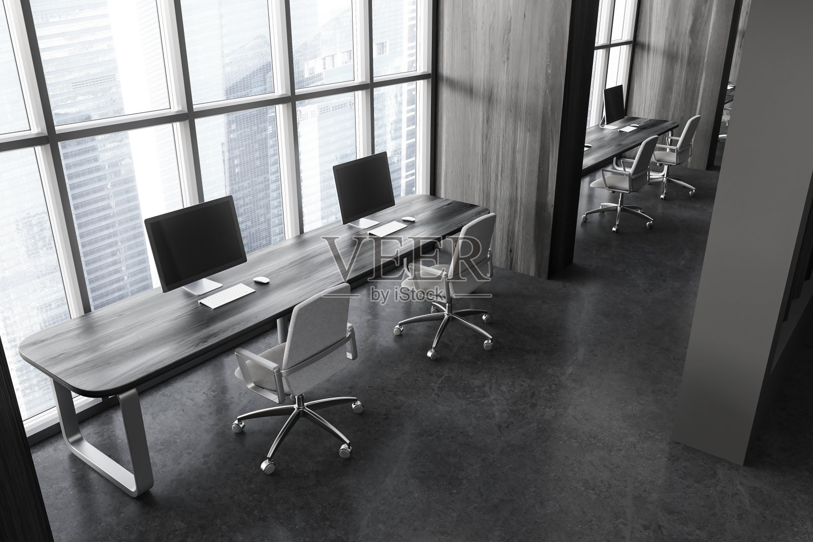 全景窗口附近的pc显示器和椅子的共同工作内部的顶视图照片摄影图片