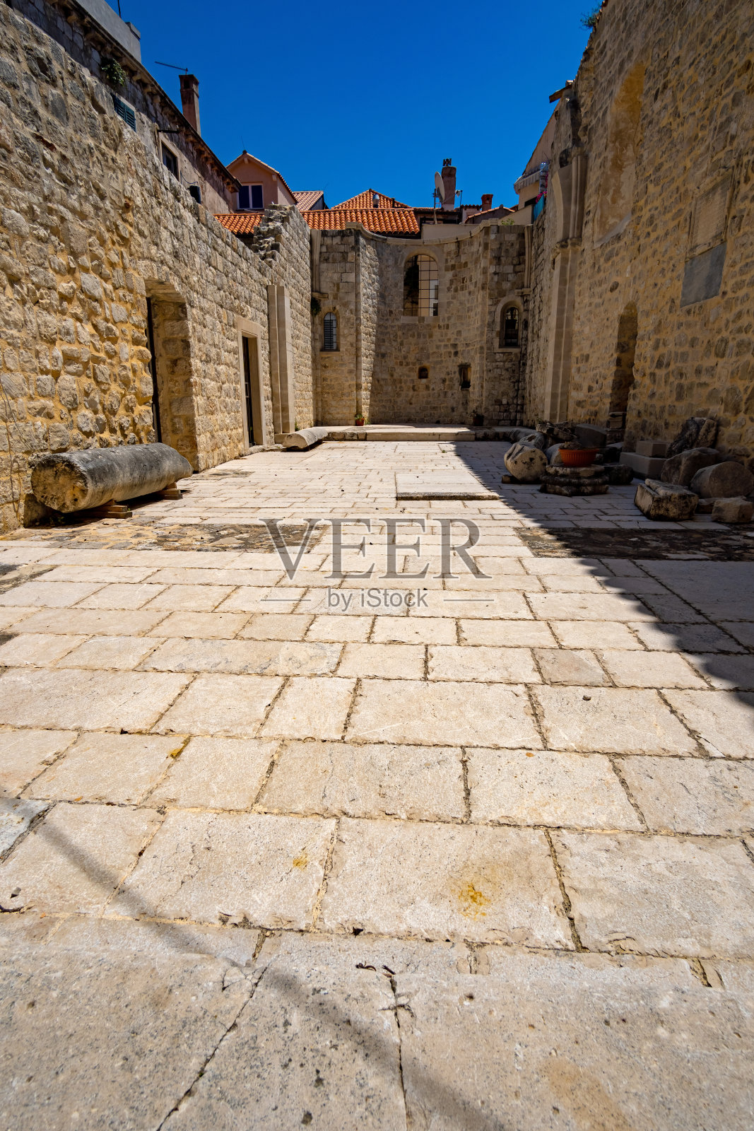 克罗地亚杜布罗夫尼克老城的街景，庭院，中世纪欧洲建筑，巴尔干旅行的概念照片摄影图片