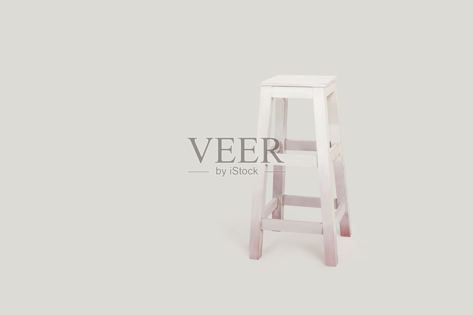 白色背景上的旧白色木椅照片摄影图片