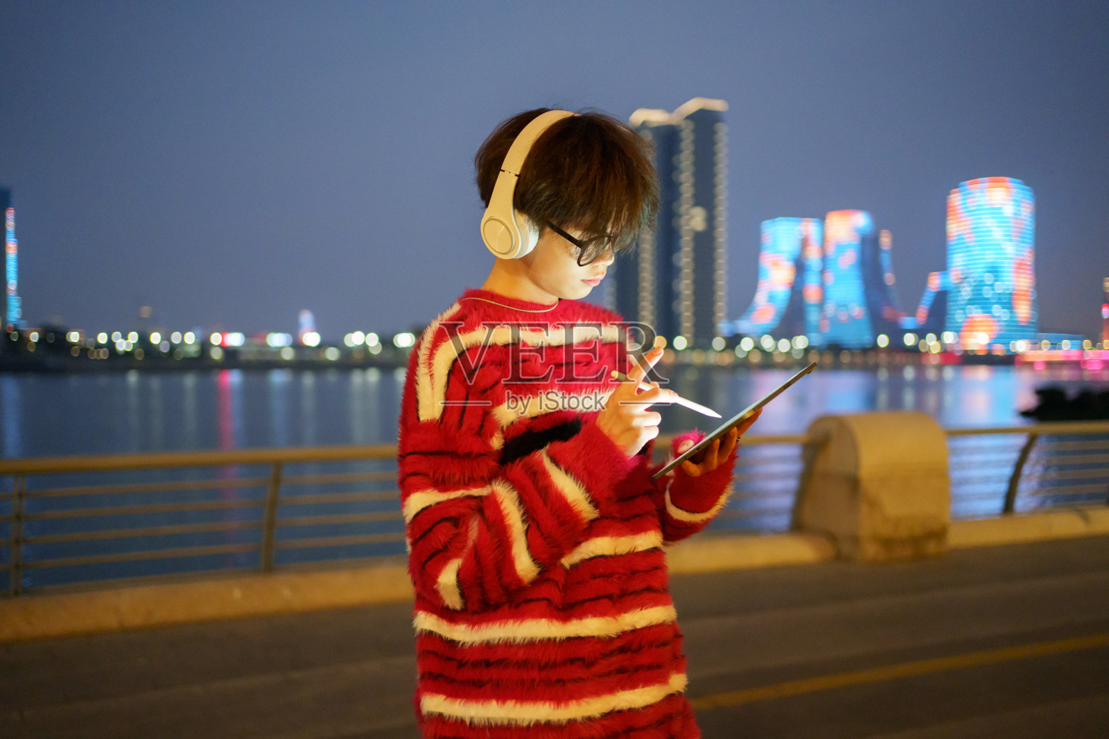 男子在晚上使用平板电脑照片摄影图片