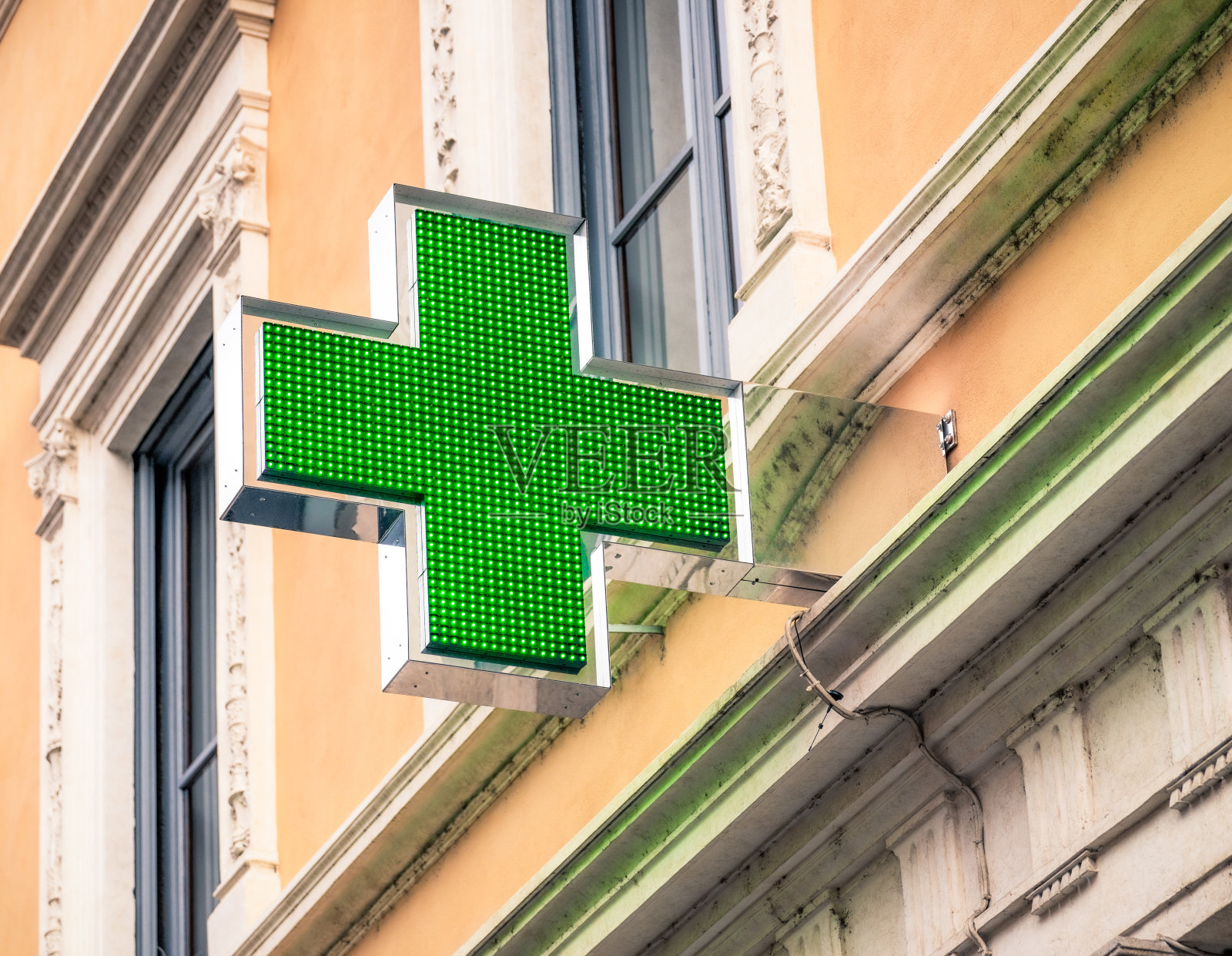 药房招牌——绿十字灯照片摄影图片