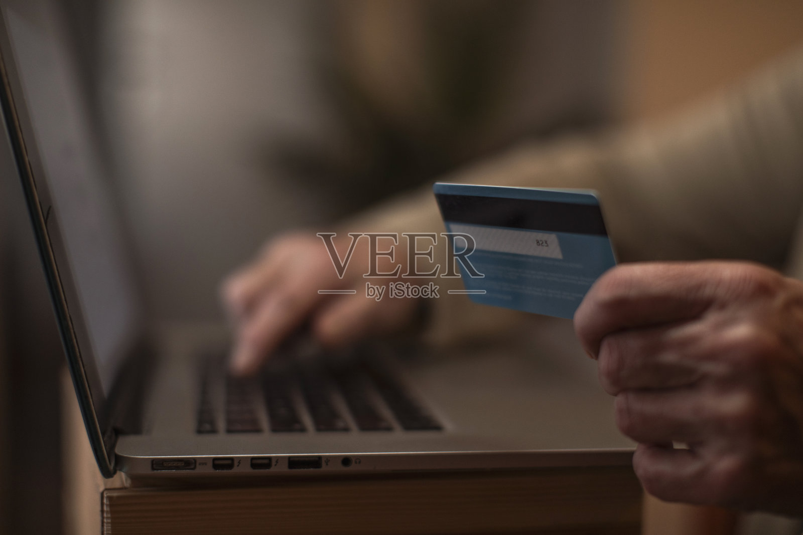 在网上使用信用卡照片摄影图片