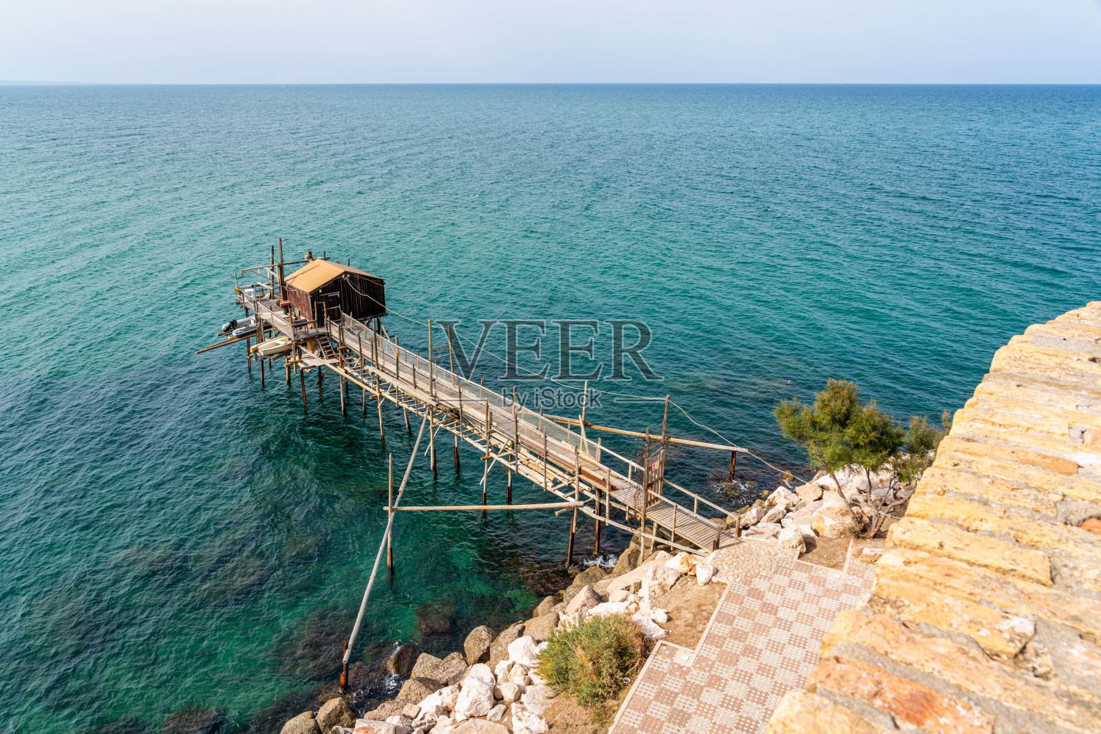 意大利莫利塞坎波巴索省美丽的海滨小镇泰尔莫利的风景。照片摄影图片