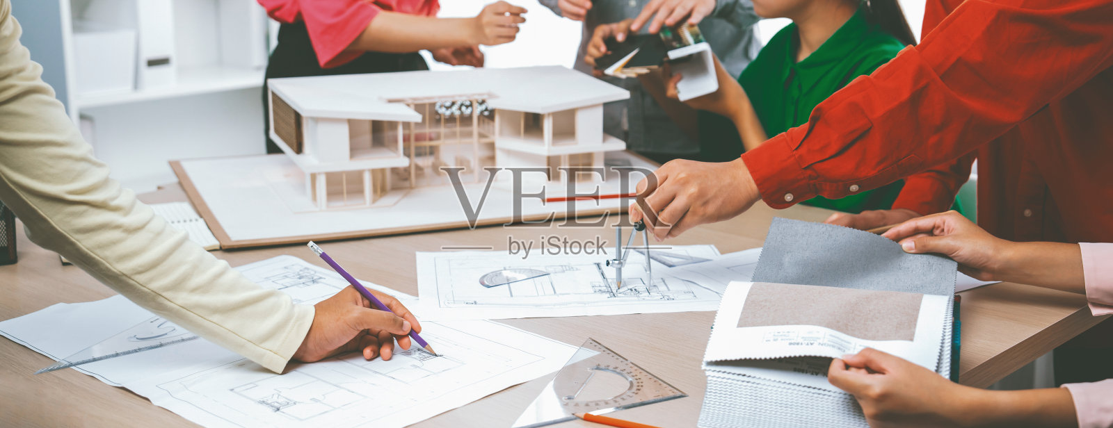 专业的建筑师团队选择可持续的房屋材料。斑叶。照片摄影图片