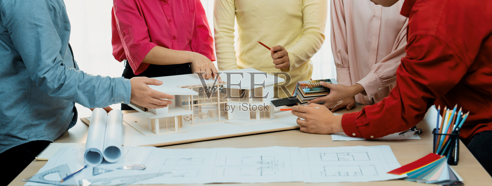 专业的室内设计团队讨论房屋材料。组合成的照片摄影图片