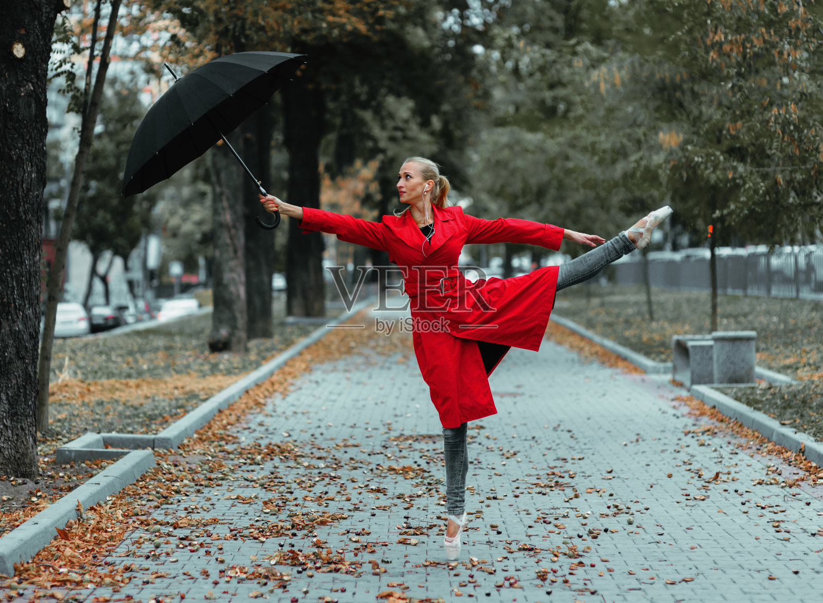 芭蕾舞演员在城市中打着伞照片摄影图片