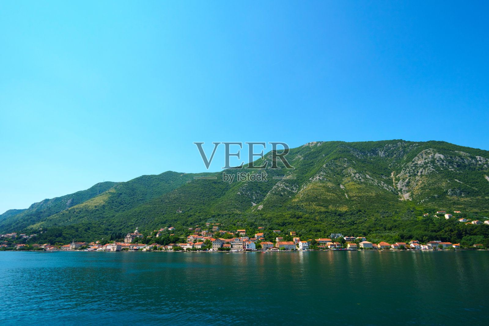 在黑山科托尔湾的游艇上航行时的海景，阳光明媚的日子，山和海，旅行照片摄影图片