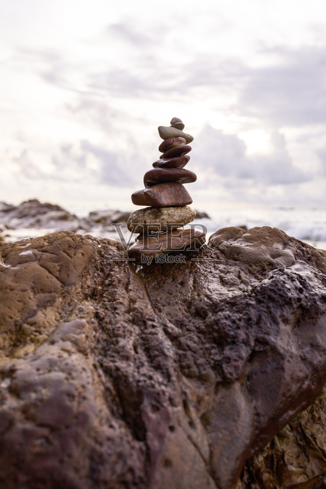 在坚江省的海滩上堆放着石头照片摄影图片