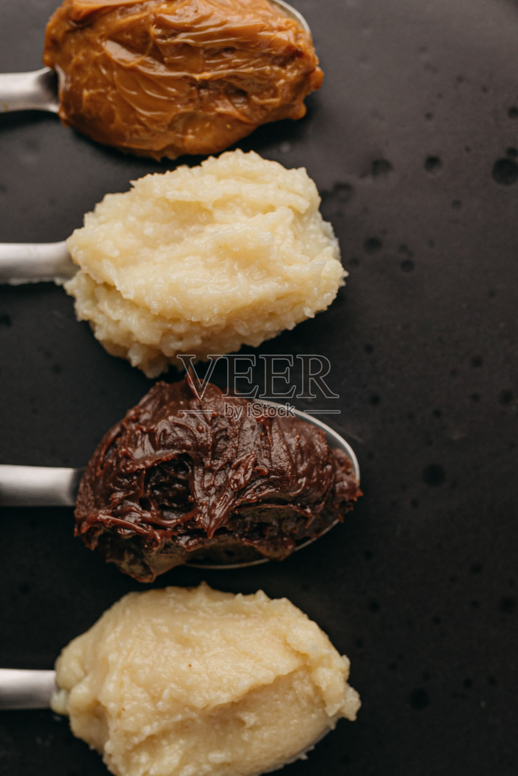 勺子里盛满了牛肉、北京牛肉、奶粉和牛奶焦糖照片摄影图片