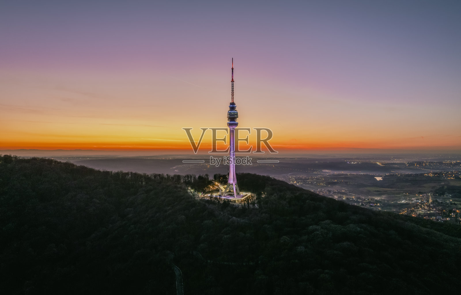 通讯塔的航拍照片，贝尔格莱德，塞尔维亚的象征照片摄影图片